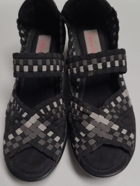 Bare Traps Umma Wedge Pumps Black, White & Gray Woven Peep-Toe Sandals - Size 6